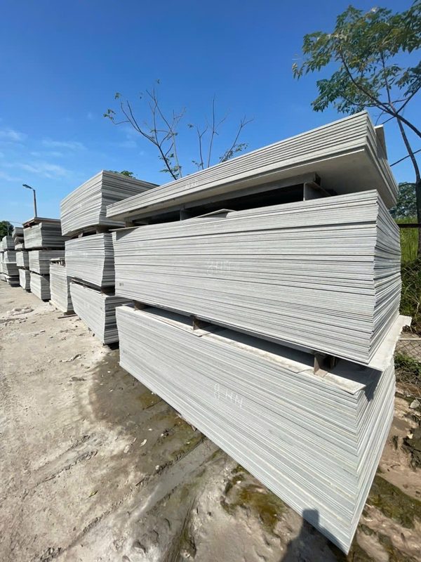 tấm xi măng cemboard ứng dụng trong làm mái, trần, vách ngăn. Tính ứng dụng cao, thi công nhanh chóng.
